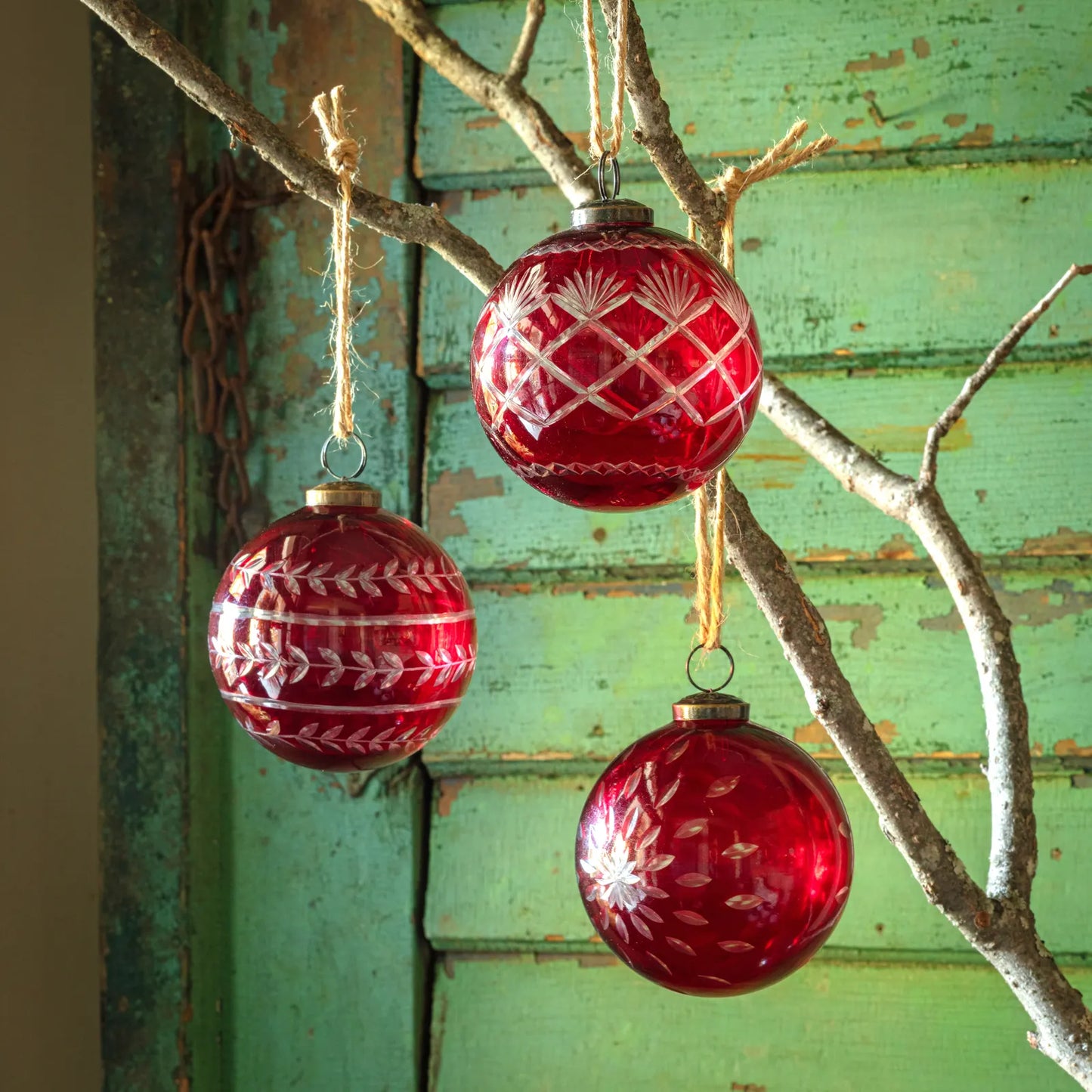 CHRISTMAS RED GLASS ETCHED 4" BALL ORNAMENT